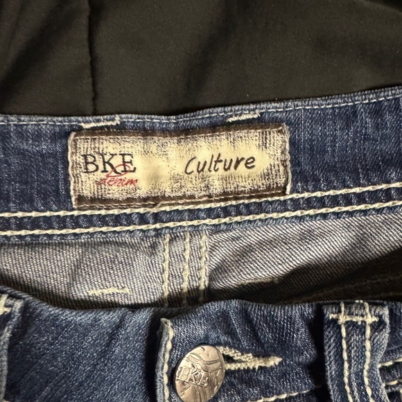 Buckle BKE Culture 24’ crop with 3’’ cuff dark wash jeans size 30 - Picture 2 of 10